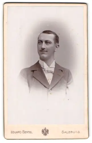 Fotografie Eduard Bertel, Salzburg, Eleganter Herr in Anzug