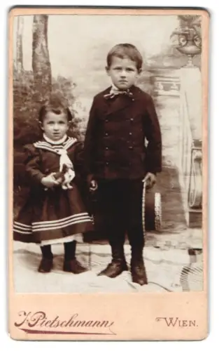 Fotografie J. Pietschmann, Wien, Degengasse 25, Zwei Kinder in Sonntagskleidung
