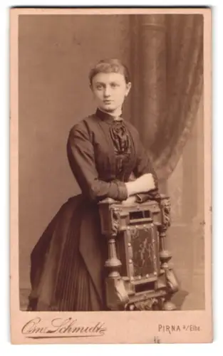 Fotografie Oswald Schmidt, Pirna an der Elbe, Grohmannstrasse, Junge Frau mit Stuhl