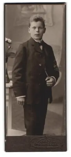Fotografie Ferd. Hyna, Goldberg in Schlesien, Stehender Junge im Anzug