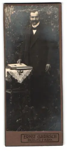 Fotografie Ernst Garbsch, Beelitz in Mark., Eleganter Herr im Anzug