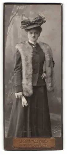 Fotografie Joh. König, Naumburg, stilvolle Dame mit Pelzstola
