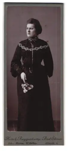 Fotografie Hein & Roggenkamp, Bad Elmen, Alleestr. 2, Frau mit Blumenstrauss