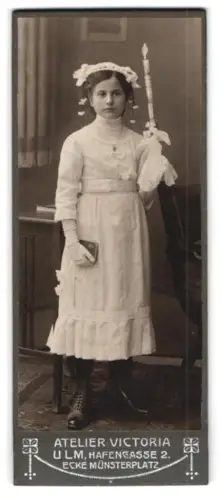Fotografie Atelier Victoria, Ulm, Hafengasse 2, Mädchen mit Kerze in festlicher Kleidung
