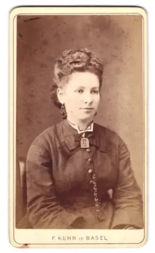 Fotografie F. Kuhn, Basel, Klosterli St. Johann-Vorstadt, Porträt einer Dame