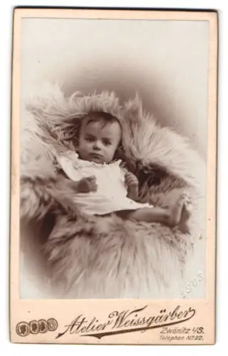 Fotografie Atelier Weissgärber, Zwönitz, Kleinkind auf Fell