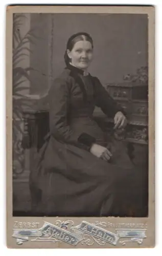 Fotografie Atelier Halm, Zerbst, Frauenthorplatz 6, Frau in elegantem Kleid