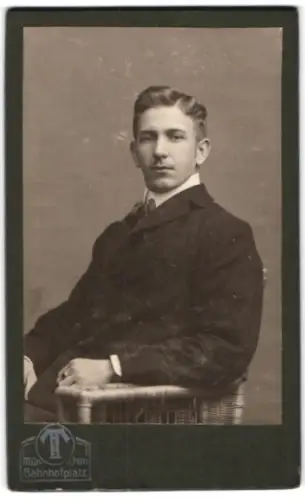 Fotografie Hermann Tietz, München, Bahnhofplatz, Portrait eines jungen Mannes