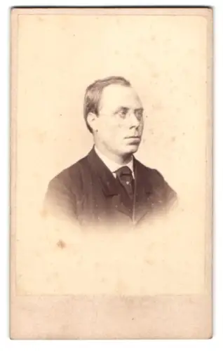 Fotografie Hermann Günther, Berlin, Werderscher Markt 6, Portrait eines Herren