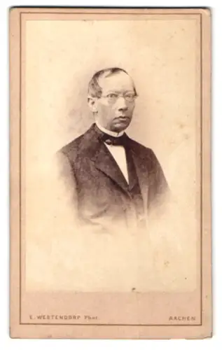 Fotografie Eug. Westendorp, Aachen, Comphausbadstrasse 27, Portrait eines Herrn mit Brille