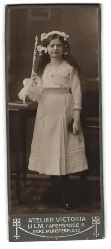 Fotografie Atelier Victoria, Ulm, Hafengasse 2, Mädchen mit Blumenkronen und Kerze