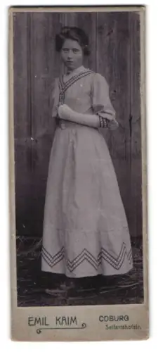 Fotografie Emil Kaim, Coburg, Seifartshofstr. 36, Junge Frau vor Holzwand