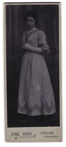 Fotografie Emil Kaim, Coburg, Seifartshofstr. 36, Junge Frau in eleganter Tracht