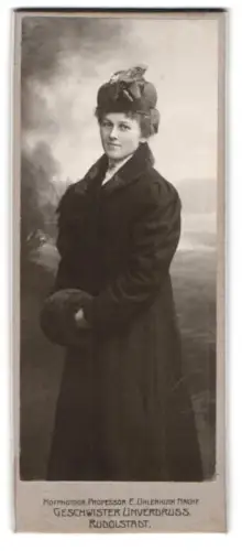Fotografie Geschwister Unverdruss, Rudolstadt, Elegante Dame mit Hut