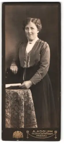 Fotografie A. Adolph, Passau, Stehende Frau mit Tisch