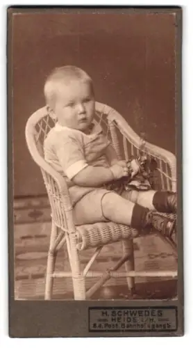 Fotografie H. Schwedes, Heide, Bahnhofsgang 5, Kleinkind im Korbstuhl