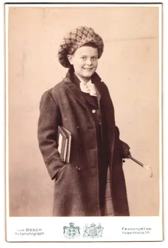 Fotografie van Bosch, Frankfurt am Main, Kaiserstrasse 34, Eni als Lausbub 1900, Mädchen mit frechem Lächeln