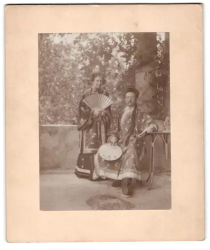 Fotografie unbekannter Fotograf und Ort, Maximilian Freiherr von Stoltzenberg mit Frau Ottonie in chin. Tracht, China
