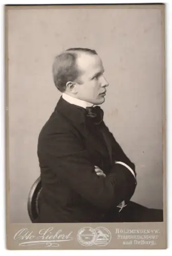 Fotografie Otto Liebert, Holzminden i. W., Leo Freiherr von König im Profil, dt. Maler der Berlin Secession