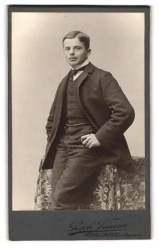 Fotografie Rich. Kinne, Königsberg i. d. Neumark, Karl Werner Ferdinand, Graf Finck von Finckenstein, im Anzug