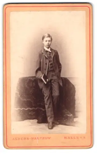 Fotografie Anders-Paltzow, Halle a. S., Heinrich Freiherr von Stein zu Nord- und Ostheim im Porträt mit Buch