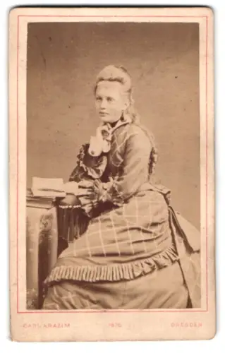 Fotografie Carl Arazim, Dresden, Amalienstrasse 17, Porträt v. Karola von Sydow von Jena in nachdenklicher Pose