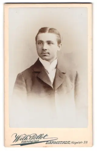 Fotografie Wilh. Pöllot, Darmstadt, Hügelstrasse 59, Porträt eines Studenten 1901