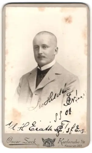 Fotografie Oscar Suck, Karlsruhe, Kaiserstrasse 223, Porträt von Leo Hilden als Student mit Mensurnarben 1901