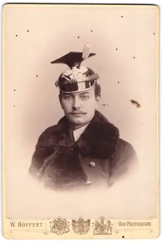 Fotografie W. Höffert, Dresden, Prager-Str. 49, Maximilian Freiherr von Stoltzenberg als Ulan mit Tschapka im Porträt