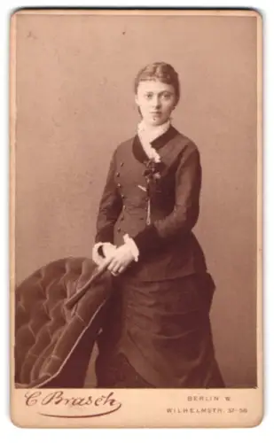 Fotografie C. Brasch, Berlin, Wilhelmstrasse 57-58, Porträt Maria Dominicus, Kammerdame von Kaiserin Augusta von Preussen