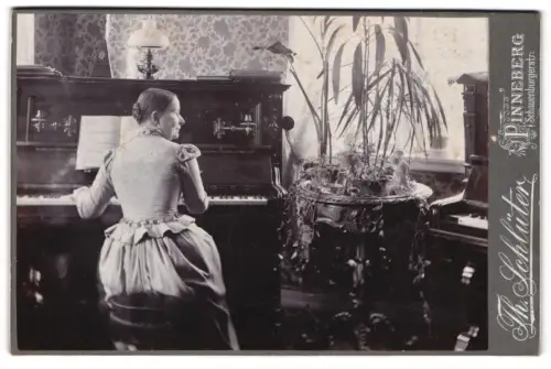 Fotografie Th. Schlüter, Pinneberg, Schauenburgerstr., Klavier-Lehrerin am Klavier sitzend