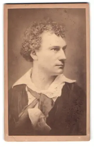 Fotografie unbekannter Fotograf und Ort, Schauspieler als Schiller im Porträt