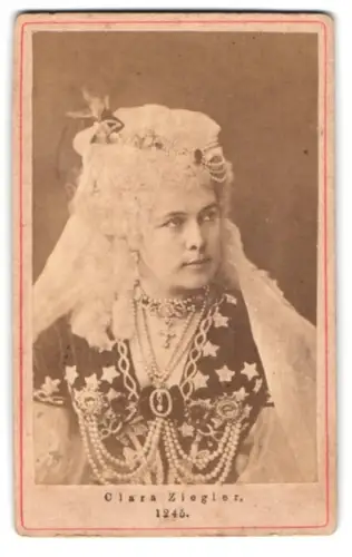 Fotografie unbekannter Fotograf und Ort, Schauspielerin Clara Ziegler im Kostüm