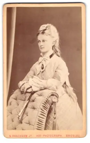 Fotografie N. Raschkow Jr., Breslau, Ohlauerstrasse 4, Porträt Adelaide Freifrau von Puttkamer, dt. Schriftstellerin