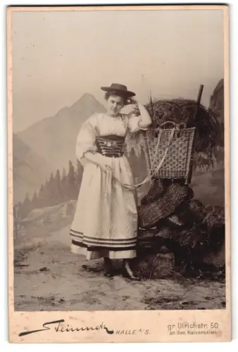 Fotografie Steinmetz, Halle a. S., Gr. Ulrichstr. 50, Frau in deutscher Tracht mit Heukiepe im Atelier