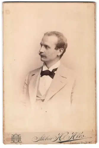 Fotografie Atelier H. Hies, Wiesbaden, Taunus-Str. 47, Porträt Adam Graf Tarnowski, österr.-ungar. Diplomat