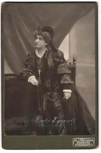Fotografie H. J. Meisner, Hamburg, Steindamm 8, Schauspielerin Grete Egenolf im Kostüm als Maria Stuart