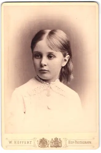 Fotografie W. Höffert, Hannover, Georgstrasse 9, Ottonie Freiin Knigge als Kind, spätere Freifrau von Stoltzenfels