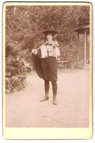 Fotografie unbekannter Fotograf und Ort, Person mit Geige / Violine im Freien