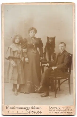 Fotografie Strauss, Leipzig, Windmühlenstr. 8-12, Familienfoto mit zwei Kindern und Hund