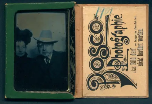 Fotografie Ferrotypie Bosco Photographie, Ort unbekannt, Porträt eines Paares, Sofortbild Bosco-Automat