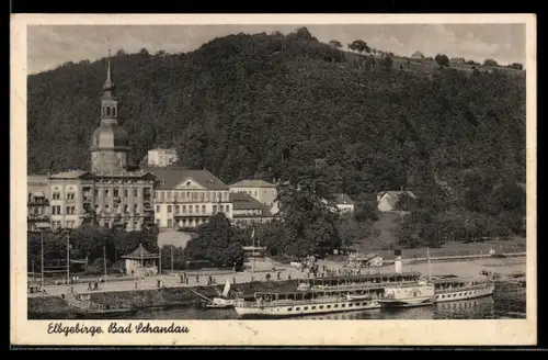 AK Bad Schandau, Raddampfer Leipzig am Ufer vor dem Elbgebirge