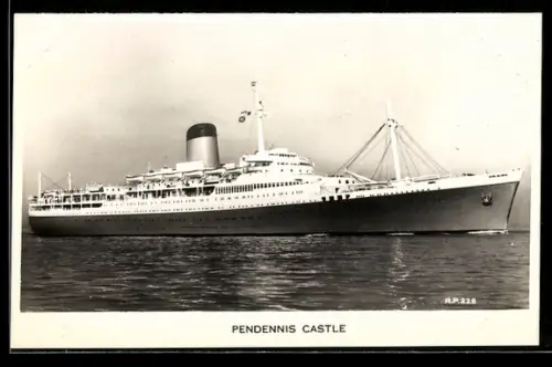 AK Passagierschiff Pendennis Castle der Union Castle Line in ruhiger See