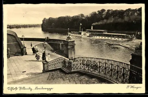 AK Pillnitz, Raddampfer Königstein auf der Elbe vor der Freitreppe von Schloss Pillnitz, -Fahne