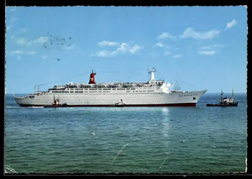 AK Passagierschiff Hanseatic wird von Schleppern in den Hafen gebracht