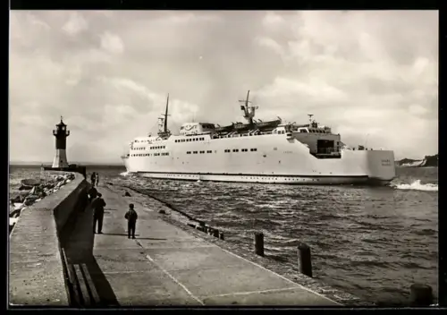 AK Sassnitz, schwedisches Fährschiff Skane verlässt den Hafen