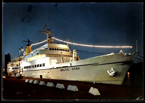AK Passagierschiff MS Baltic Star der Seetouristik Reedrei in der Dämmerung an der Kaimauer