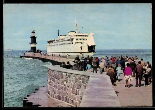 AK Warnemünde, Fährschiff Warnemünde der Linie Rostock-Warnemünde passiert Leuchtturm und Mole