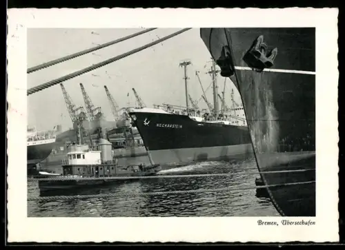 AK Bremen, Frachtschiff Neckarstein im Überseehafen, im Vordergrund Schleppdampfer, Handelsschiff