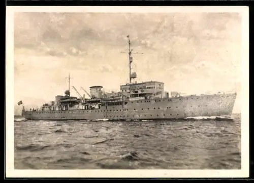 AK U-Boot-Mutterschiff Saar in leicht bewegter See,  am Heck, Kriegsmarine